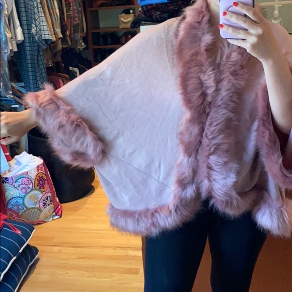 NWT Sioni Faux Fur Cape - Picture 4 of 9